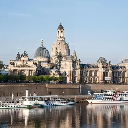 Noel Am Hauptbahnhof Dresden