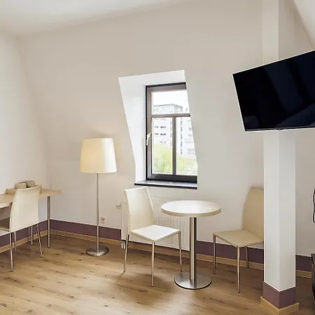 Noel Am Hauptbahnhof Dresden