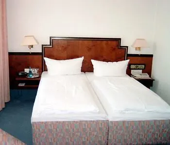 Noel Am Hauptbahnhof Dresden